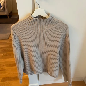 Stickad tröja från H&M - I princip oanvänd 
