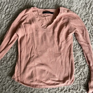 V ringad tröja  - Super söt v ringad tröja från Veromoda, slutsåld (säljs inte längre), hör av er vid frågor💞