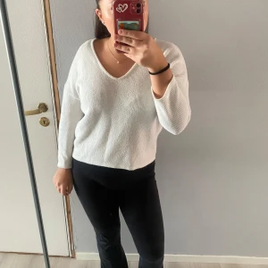 Tröja - Säljer denna tröjan ifrån vero Moda den är jätte fin. Säljer den eftersom den inte kommer till andvändning. Pris kan diskuteras vid snabbt köp. 