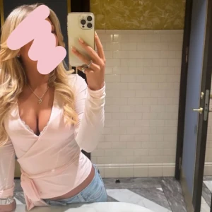 Rosa omlott - Hejj säljer denna super fina rosa omlott tröjan från Gina tricot då den inte används. I nyskick och knappast använd  (Andra bilden är när jag provar den i butik)