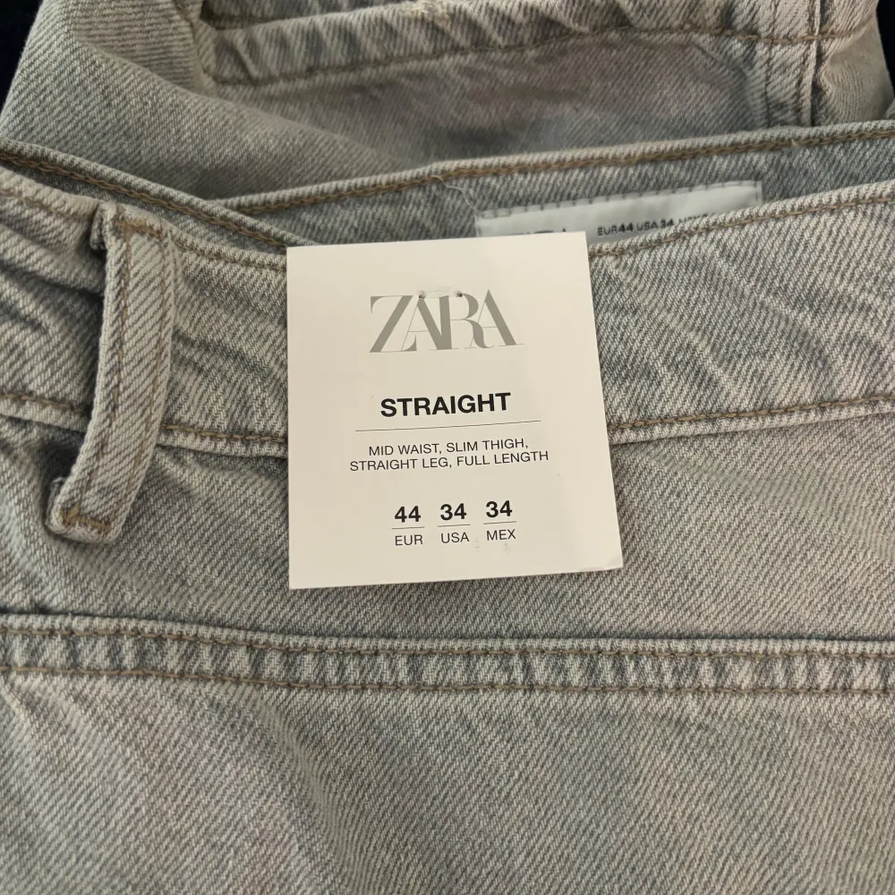 Grå straight full length herrjeans i storlek 44 från zara, helt oanvända! Originalpris 500 kr. Jeans & Byxor.