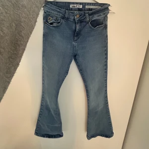 Lois jeans  - Jättefina Lois jeans som är bootcut, väldigt lite användning och är i nytt skick. Jeansen är W 26 L 30 men är strecksiga så passar en mindre storlek.  Nytt pris är runt 1500-1600, kan tänka och sälja för 1050 kronor, skriv om ni har några frågor ❣️