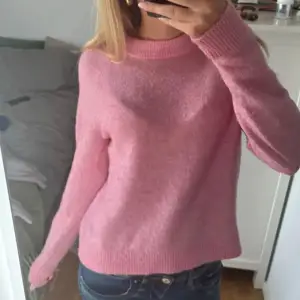 En rosa stickad tröja från veton moda köpt i Danmark - skulle säga att denna är i vanlig storlek då den är i storlek S och jag har på mig s i tröjor - lite nopprig - kommer inte sänka priset då den inte är mycket använd - bild 1 är lånad - köp nu! 💕