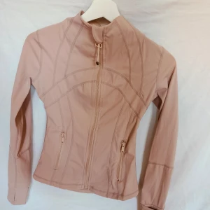 Lululemon Define Jacket - Lululemon Define Jacket, Dusty pink. Stl 2. Knappt använd. Säljer då dottern inte längre använder den. 