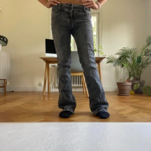 Grå bootcut jeans - Säljer ett par super snygga grå bootcut jeans. 💕Midjemått: 39cm Innerbenslängd: 79cm Frakt tillkommer. 💞