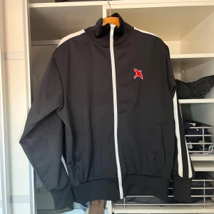 Svart jacka från Axel Arigato - Säljer en snygg svart tracksuittopp från Axel Arigato. Den har använts ett fåtal gånger bara då den inte riktigt passar mig. Köpt i Gbg för 2500, mitt pris: 890! hör av er vid minsta fundering!