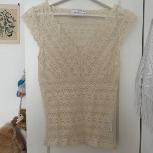 Spetstopp från vila💗 - Säljer denna jättesöta spetstopp från vila du den sitter lite stort på mig💛 Hör jättegärna av dig för mer bilder eller frågor🫶🏼 pris kan alltid diskuteras!