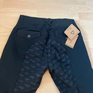 Ridbyxor  - Helt oanvända ridbyxor med lappen kvar.  Ganska töjbara och silikon i midjan så dom inte ramlar ner. Bra grepp och inte alls för klistriga. Mobilficka på sidan. Kontakta för fler/specifika bilder 😊