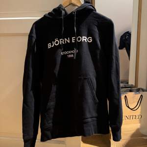 Säljer en Björn Borg hoodie i stl M  Använd men i bra skick. Hör av dig om du har någon fundering!