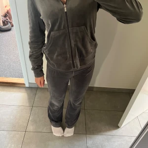 Mjukis sett - Ett mjukis sett där tröjan är i S och byxorna Xs, om du köper detta får du med båda💗 Både tröjan och byxorna är från Gina Tricot💕