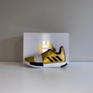 ADIDAS HARDEN VOL. 3 ”Imma Star” (Basketskor) - Skorna är i bra skick men bara en liten slitning inne i sulan. De är i storlek 40 2/3. Väldigt sköna. Kommer med originalbox. Pris kan diskuteras. Kan hämtas upp (Göteborg). Hör av vid flera frågor! Nypris 1500 kr.