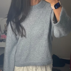 Mohair skickad tröja - stickad tröja från HM i mohair, använd 1 gång! fint skick. storlek S