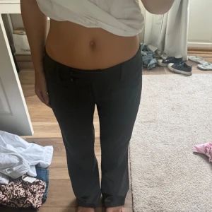 Grå kostymbyxor - Säljer ett par snygga grå kostymbyxor. De är lågmidjade och raka. perfekt skick! midjan tvärs över är 40cm och innerbenslängden 80cm, strl 38 men passar även mig som brukar ha 36!