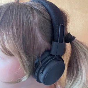 Hörlurar - Svarta hörlurar som går att använda både via buetooth och sladd. 