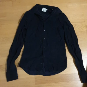 Grish Skjorta - En skjorta från the shirt factory. Riktigt grishig 💯 passar perfekt till hösten .storlek 36(xs/s)