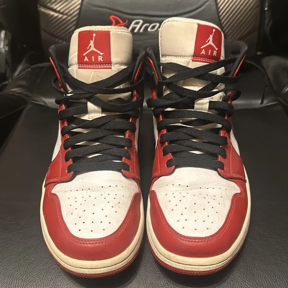 Riktigt snygga Jordan 1s köpta från soleplus för ca 3300kr. Konditionen på skorna är 7/10 inga skador bara lite smutsiga. Har ingen låda eller ektihets bevis för att de är bort tappade. Kan även ta byten. Skor.