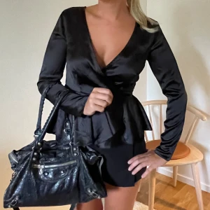 Svart topp - Super snygg och cool svart topp som knyts i midjan!!❣️❣️perfekt både till vardags eller fest!! Ny❣️💘