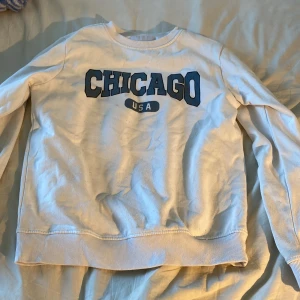 En vit tröja med blå text *Chicago* bra skick - En vit tröja med blå text fint skick