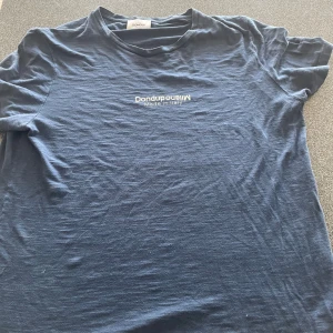 Dondup tshirt - Säljer min snygga och frästa dondup tshirt. Storlek XL med sitter liget så skulle säga kan passa stort M/L. Nypris ca 2500kr men mitt pris är 650kr, skick 8,5/10 inpricip aldrig anvönd. Här av vid fler frågor🤝