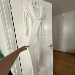 Långklänning  - Snygg 🤩 elegant klänning som formar sig efter kroppen, material:stretch 😍 Passar storlek S/M 