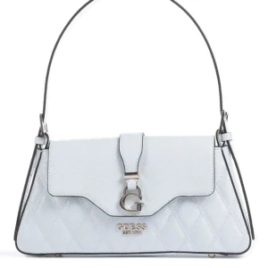 Guess Adi Axelremsväska  - Guess Adi Axelremsväska med konstläder och färgen ljusblå. Bara testad, helt ny Nypris 1000kr Storlek 29 x 14 x 5 cm (bredd x höjd x djup) justerbara bärhandtag (henkel fall 17-25 cm)