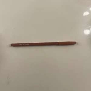 Caia läppenna 💕 - Caias läppenna i den populäraste färgen ”Lovisa”💕 använd fåtal gånger men säljer då färgen ej passar mig tyvärr💔 färgen beskrivs som ”beige/rosa med kall underton”! (Mascara endast referens för att visa hur mycket produkt som finns kvar)