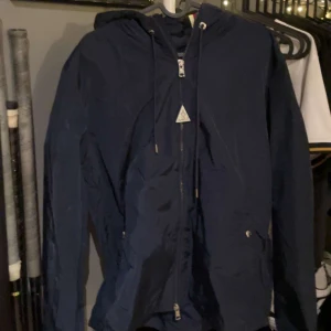Moncler windbreaker  - Säljer min moncler windbreaker då den inte kommer till användning längre. Den e som ny.