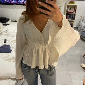 Fin vit blus  - Jättefin vit blus från Gina tricot som jag knappt använt💕💕
