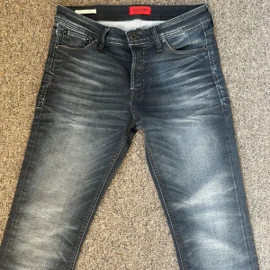 Jack and jones jeans (slim glenn) - Jack and jones jeans i den populära grisch modellen slim glenn. Dem är nästintill helt nya säljes då de var för små. för killar. Hör av er vid fler frågor och pris går självklart att diskutera