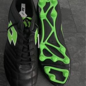 Fotbollskor - Hej jag säljer mina helt nya fotbollsskor som är storlek 46 för 450kr pris kan diskuteras