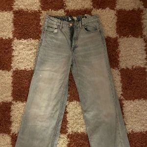 Zara Jeans  - Zara high waist jeans. Haft dom ett tag men fortfarande i bra skick. 🍀