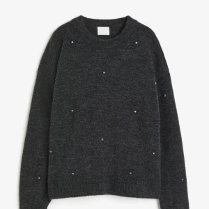 Stickad tröja med stenar - Superfin stickad tröja i grått med fastsydda ”diamanter” storlek xs. Endast provad 