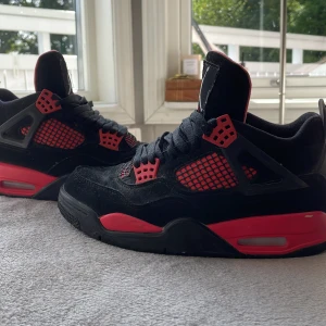 Jordan 4s  - De är i storlek 38, dom är i gott skick men dom har små repor på sulan, säljer pga för små