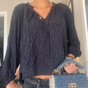 Zadig blus - Blå leopard blus från zadig voltaire! Inga tecken på användning som ny. Tryck gärna på köp nu