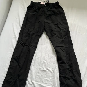 Svarta linnebyxor - Nya linnebyxor med prislapp, köpta från Nelly men märket är Neo Noir.