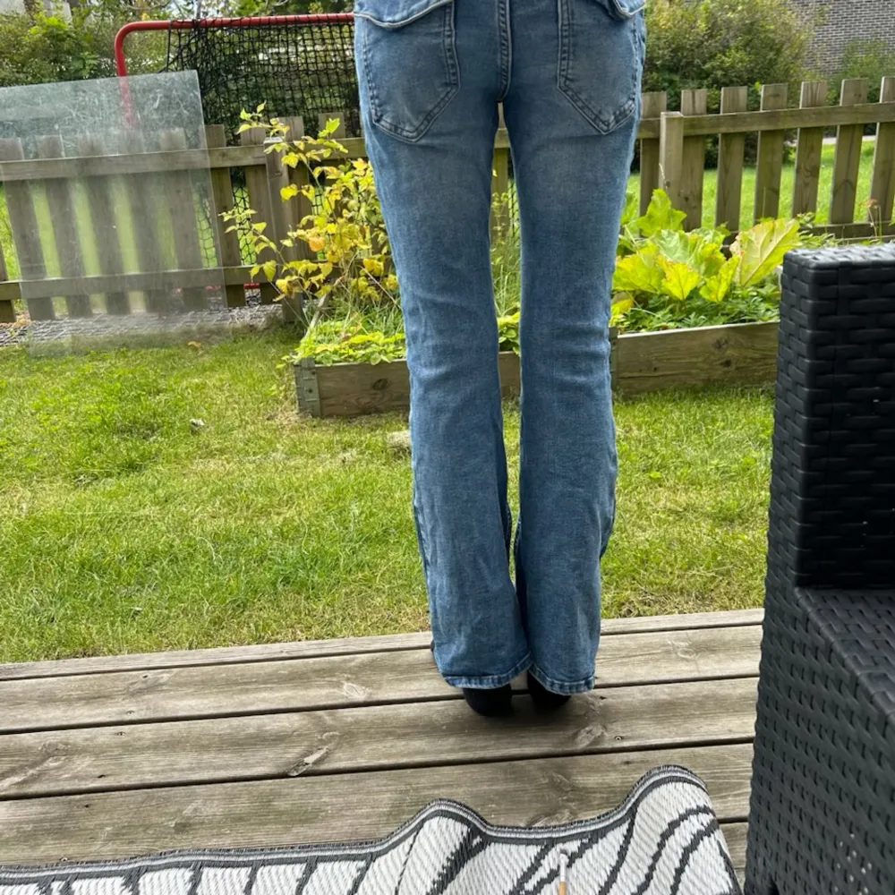 Säljer dessa bootcut Freja jeans ifrån Lindex i storlek 146 Säljer pga att de är förkorta för mig, därav väldigt bra skick😽. Jeans & Byxor.