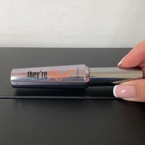 Benefit mascara  - Helt ny och oanvänd mascara från benefit. Har ingen förpackning för den kom i ett kit du kan få den i lådan den kom i. Om du vill ha lådan den kom i blir frakten dyrare. Annars kan jag skicka det i ett litet kuvert.  Kontakta mig för mer info. 