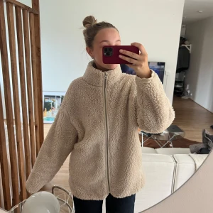 Weekday teddyjacka strl M - Jättefin teddyjacka från weekday, i fint skick❤️