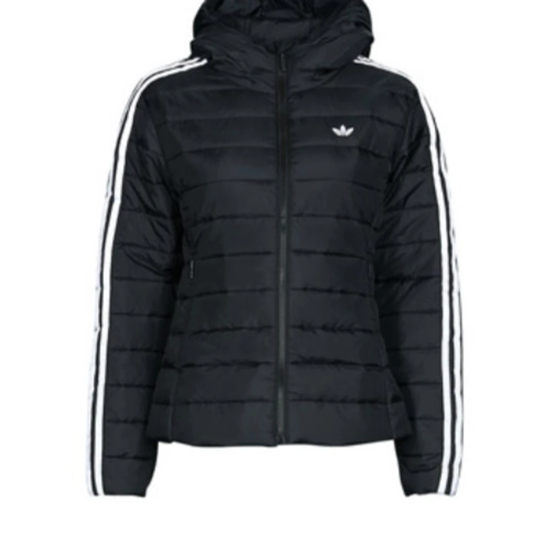 Säljer min Adidas slum jacket då den inte har kommit till användning 😊 Skulle säga att den är en höst/vår jacka, eller vinterjacka om man inte är så frusen hahah. Fint skick, inga skavanker. Tvättar såklart innan frakt om så vill. Köpt för ca 900.