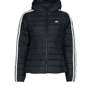 Säljer min Adidas slum jacket då den inte har kommit till användning 😊 Skulle säga att den är en höst/vår jacka, eller vinterjacka om man inte är så frusen hahah. Fint skick, inga skavanker. Tvättar såklart innan frakt om så vill. Köpt för ca 900. - Säljer min Adidas slim jacket då den inte kommit till användning på ett tag. Skulle säga att den är höst/vår jacka eller vinter jacka om man inte är så frusen hahah. Fint skick inga skavanker. Tvättar såklart innan frakt om så vill. Köpt för ca 900 😊