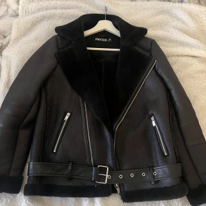 Jacka Pieces  - Jacka från Pieces st xs, använd några få gånger köpt för 1099kr säljer för 300kr