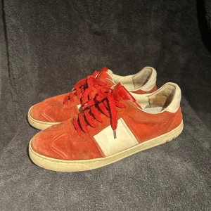 Valentino flycrew - Tja vill få bort farsans gamla valentino flycrews, innersulorna va riktigt slitna så jag bytte ut dem mot ett par andra, skick (5-10), skriv om du har några frågor🙌🏻