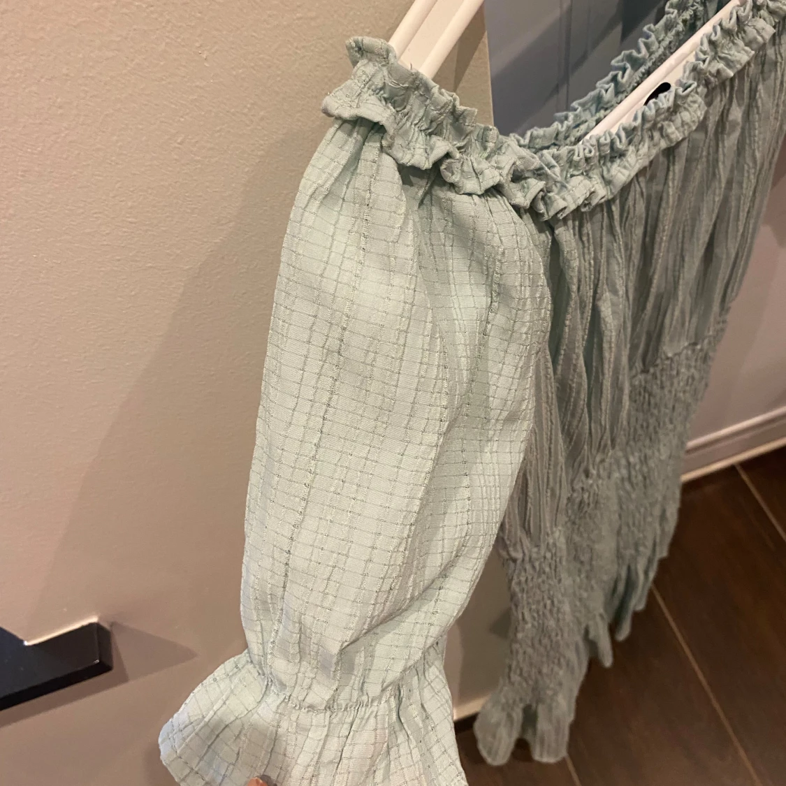 Ljusgrön klänning med volangdetaljer - 91