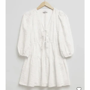 Studentklänning  - Säljer min studentklänning från & other stories. Som är helt slutsåld och inte går att köpa någonstans. Använd en gång så utan några defekter🫶🏻💛