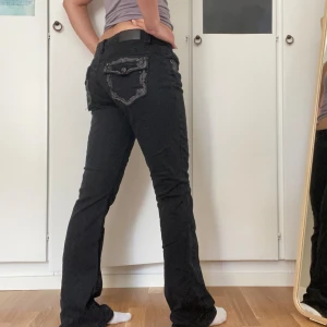 Svarta bootcut jeans! - Skitcoola svarta lågmidjade bootcut jeans. De är köpta i Amsterdam i somras och är i perfekt skick. Öppen för prisförslag!💘 midjemått: 40 cm innerbenslängd: 78 cm