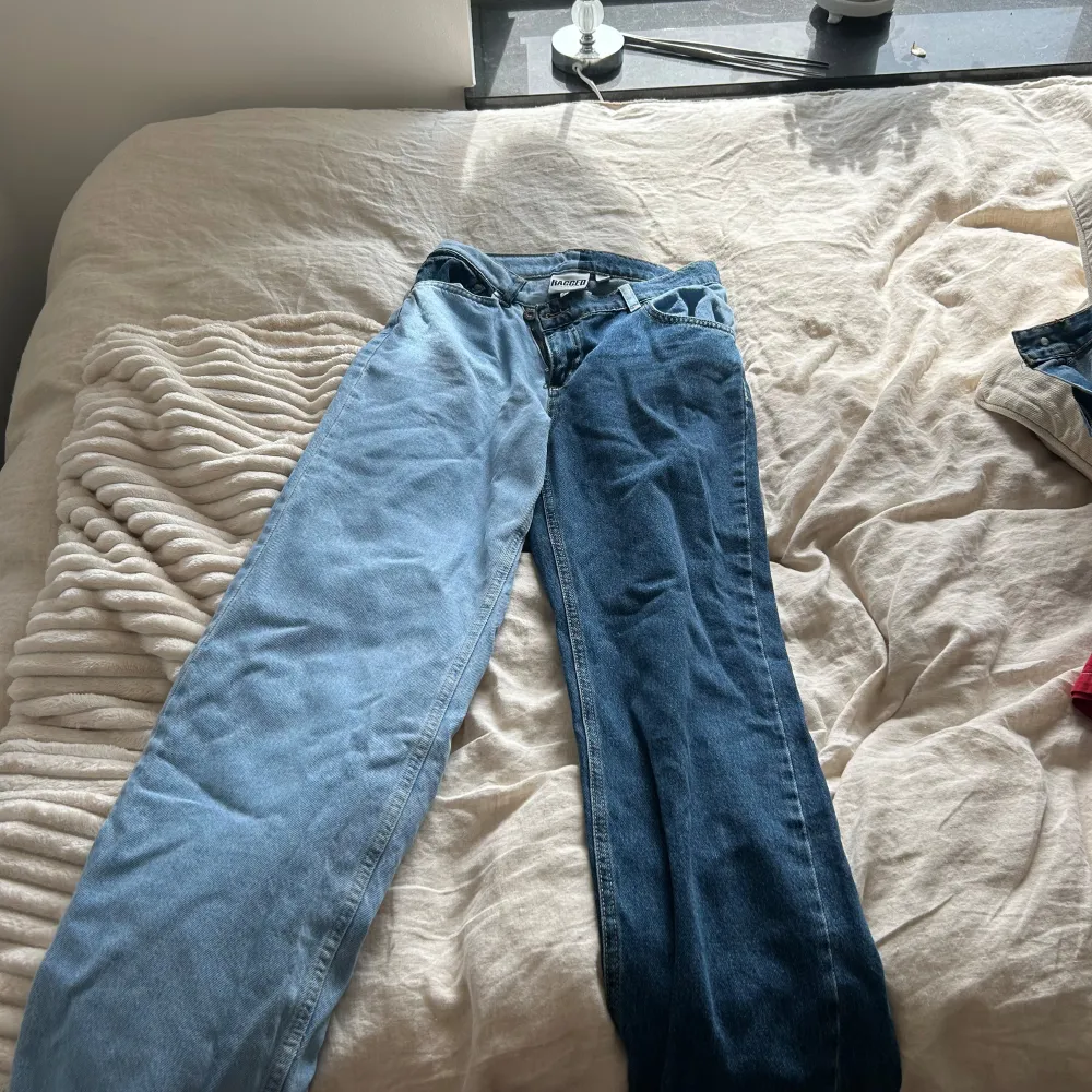 Coola raka jeans i storlek 38. Sitter bra i midja och lösare vid benen. Ordinarie pris 900kr.. Jeans & Byxor.