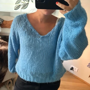 Blå stickad tröja - Blå superhärlig stickad tröja från STANK, supermysig och perfekt över ett linne.