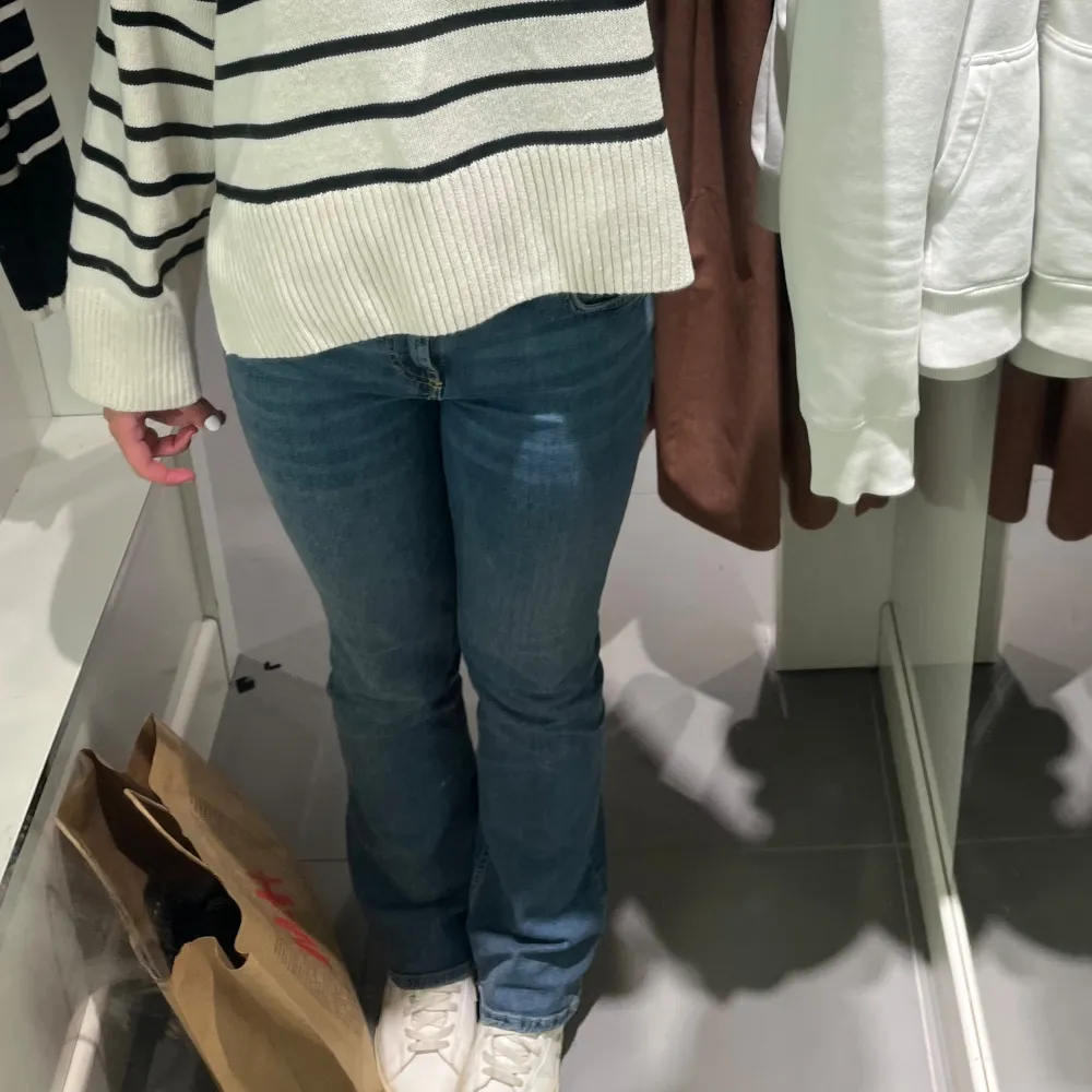 Säljer nu mina supersnygga jeans från Zara. De är i bra skick utan några defekter och har använt de ca 7 gånger, väldigt stretchiga så passar nog både 36,38 och 40🥰🥰kan gå ner i pris vid snabb affär😁. Jeans & Byxor.