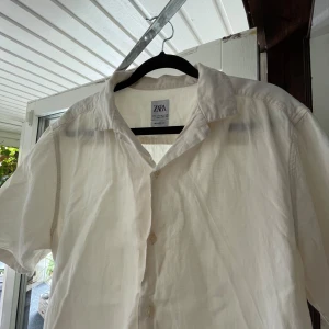 Zara kortärmad skjorta - Tröjan är i gott skick och har inga defekter👍🏼 vid minsta fundering så är det bara att höra av sig!