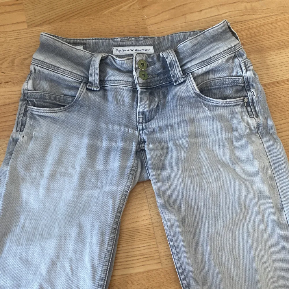 Ett par jättesnygga gråa jeans från pepe jeans london, w24 längd ca 32 (står inte)  Säljer pgr av att dom inte längre kommer till användning! Skriv för fler frågor. Jeans & Byxor.